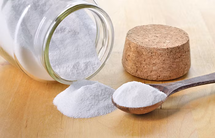 1. Baking soda với nước: Rửa mặt bằng nước ấm để mở các lỗ chân lông da. Trộn một muỗng cà phê baking soda và một lượng nước nhỏ làm bột nhão mịn. Thoa bột này lên mặt, đặc biệt các vị trí có nhiều mụn đầu đen. Để yên 2-3 phút, sau đó, massage mặt nhẹ nhàng theo chuyển động tròn trong 2-3 phút. Cuối cùng, rửa sạch mặt với nước. Lặp lại 1-2 lần một tuần để có kết quả tốt nhất.