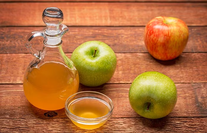 5. Baking soda và dấm táo: Trộn đều hỗn hợp gồm 1 muỗng canh baking soda, 1 muỗng canh nước và 1 muỗng giấm táo trộn đều để thoa lên mặt. Để yên trong 15 phút và sau đó rửa sạch bằng nước mát hoặc ấm. Công thức này bạn có thể thực hiện hàng ngày để loại bỏ mụn đầu đen.