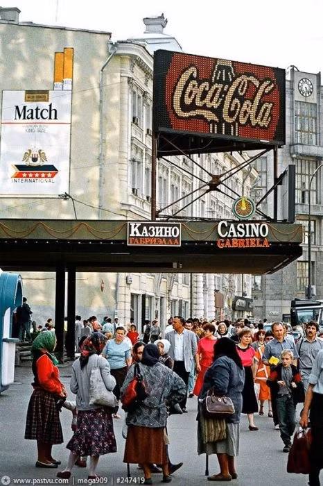 Một số người thích ứng rất tốt. Sòng bạc đầu tiên xuất hiện, biển quảng cáo đầu tiên của hãng Coca-Cola và quảng cáo thuốc lá trên các con phố của Liên Xô, giờ là Nga. Ảnh: ER
