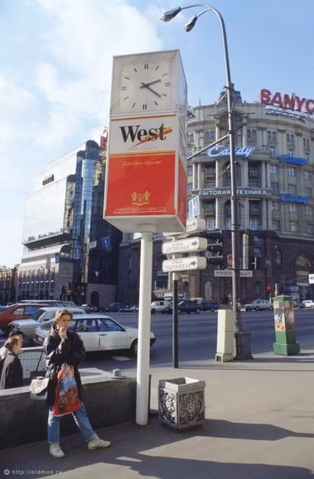 Những biển quảng cáo của Liên Xô cũ dường như đều bị thay thế. Đồng hồ đường phố lúc đó cũng mang phong cách “phương Tây", tòa nhà cũ của Liên Xô hoặc thậm chí là của Nga hiện nay đã gắn nhãn hiệu SANYO và Candy. Ảnh: ER