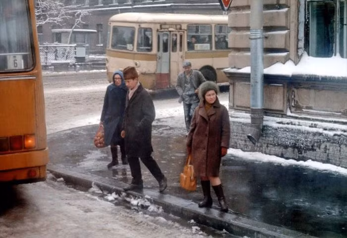 Nhiều người dân vẫn bị sốc sau khi Liên Xô tan rã. Với mức lương hưu trung bình và mức lương gần 200 USD một tháng, thật là khó khăn khi sống trong một xã hội không còn bao cấp như trước đây. Ảnh: ER