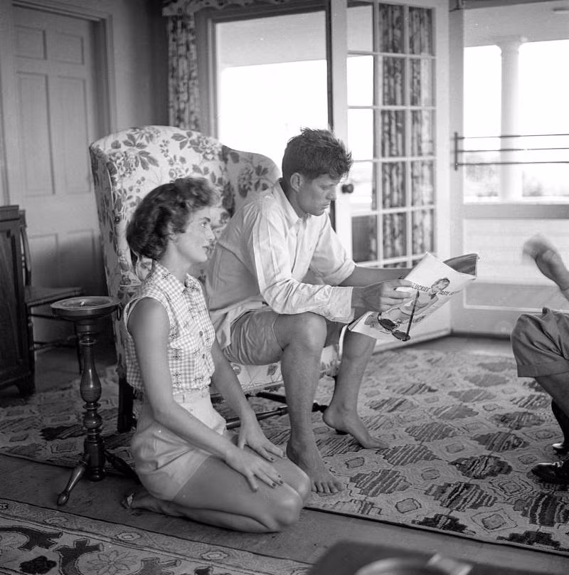 Thượng nghị sĩ John F. Kennedy và hôn thê Jacqueline Bouvier được phỏng vấn về câu chuyện Tạp chí LIFE trong khi nghỉ phép tại khu phức hợp Kennedy ở Hyannis Port, Massachusetts, tháng 6/1953. Ảnh: Getty.