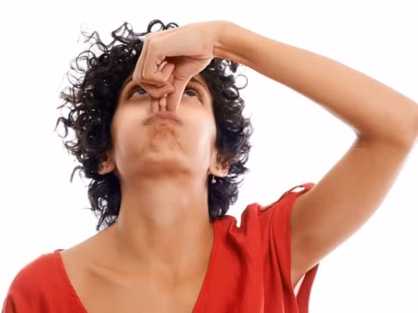 Mùi như hôi nách: Nếu bạn vận động hoặc luyện tập quá nhiều thì vùng kín và cơ thể thường sinh ra mùi hôi khó chịu như hôi nách. Cách để giảm mùi hôi bất thường này là vệ sinh vùng kín sạch sẽ, luôn mặc đồ lót thấm hút mồ hôi tốt. Cạo và làm sạch lông vùng kín cũng giúp giảm mùi hôi hiệu quả. Ảnh: Indiatimes.