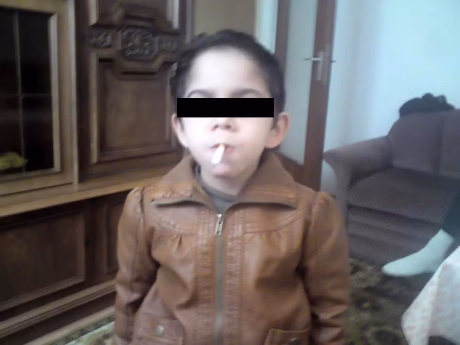 Buc anh tre nho hut thuoc la gay "bao mang"-Hinh-3