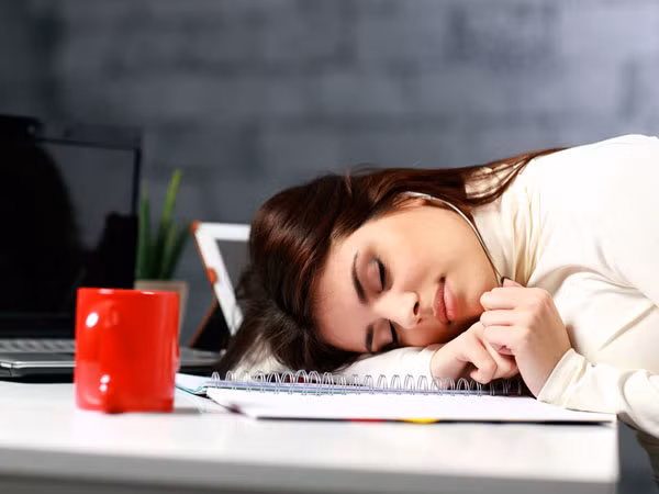 Mệt mỏi: Khi chức năng gan bị suy giảm sẽ dẫn tới tình trạng mệt mỏi do các tế bào không có đủ dinh dưỡng trong khi lượng dinh dưỡng lại bị trì trệ ứ đọng lại ở gan khiến nó bị quá tải. Gan quá tải sẽ gây ra sự mệt mỏi, uể oải, yếu ớt,… thậm chí là da bị tái nhợt, xanh xao. Ảnh: Boldsky.