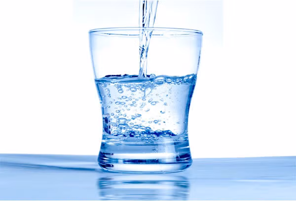 6. Nước: Với một miếng bông, hãy lau sạch khuôn mặt bạn bằng nước ấm. Điều này sẽ loại bỏ tất cả các chất bẩn từ các lỗ chân lông trên da. Sau đó, lấy một viên đá từ tủ lạnh và bôi đều khắp mặt, đặc biệt là khu chữ "T". Việc này sẽ giúp se khít các lỗ chân lông trên mặt bạn. Lặp lại cách này mỗi ngày trong một vài tuần để đạt hiệu quả tối đa. Ảnh: Shutterstock.