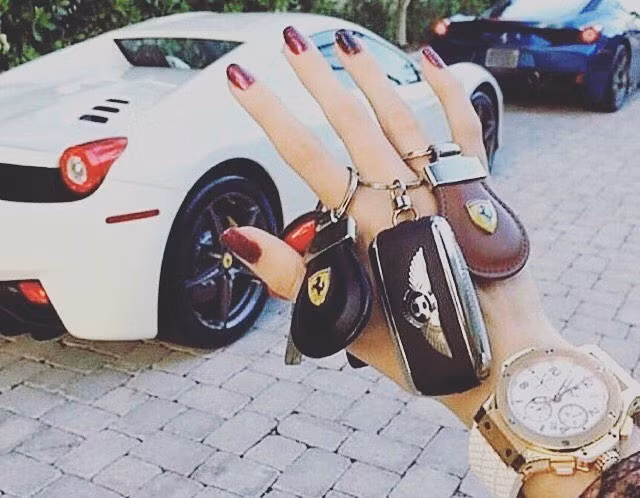 Hội con nhà giàu Thụy Sĩ cũng lập riêng một tài khoản trên Instagram để khoe khoang lối sống xa xỉ, tiêu tiền không tiếc tay. Việc sở hữu nhiều siêu xe với họ là...chuyện nhỏ. Ảnh: Business Insider