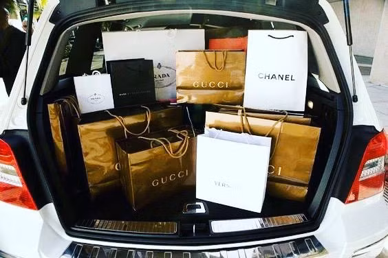 Cuộc sống của con nhà giàu chắc chắn không thể thiếu các món hàng hiệu. Ảnh: Business Insider