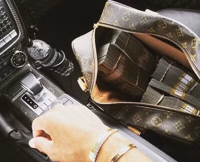 Thậm chí, họ mang theo cả túi du lịch đựng tiền khi đi ra ngoài. Ảnh: Business Insider