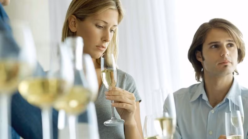 7. Tự nghi ngờ: Hay hoài nghi và suy đoán là một biểu hiện phổ biến của chứng rối loạn lo âu. Người bệnh thường xuyên đặt ra những câu hỏi nghi vấn như “liệu tôi có bị đồng tính”, “tôi bị điên”, “anh ấy có yêu tôi không”,…người bệnh không chắc chắn câu trả lời và biến nó thành nỗi ám ảnh. Ảnh: Health.