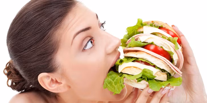 11. Lúc nào cũng cảm thấy đói: Trong một số trường hợp, cảm giác đói liên tục có thể liên quan đến căng thẳng thần kinh. Căng thẳng khiến não tiết ra hormone như adrenaline có tác dụng kích thích cơ bắp và có thể gây ra kích động mạnh. Một cuộc khảo sát của Hiệp hội Tâm lý Mỹ đã phát hiện ra rằng trong một nhóm gồm 3000 người lớn thì 40% trong số đó kiểm soát căng thẳng bằng cách ăn. Ảnh: Vixendaily.