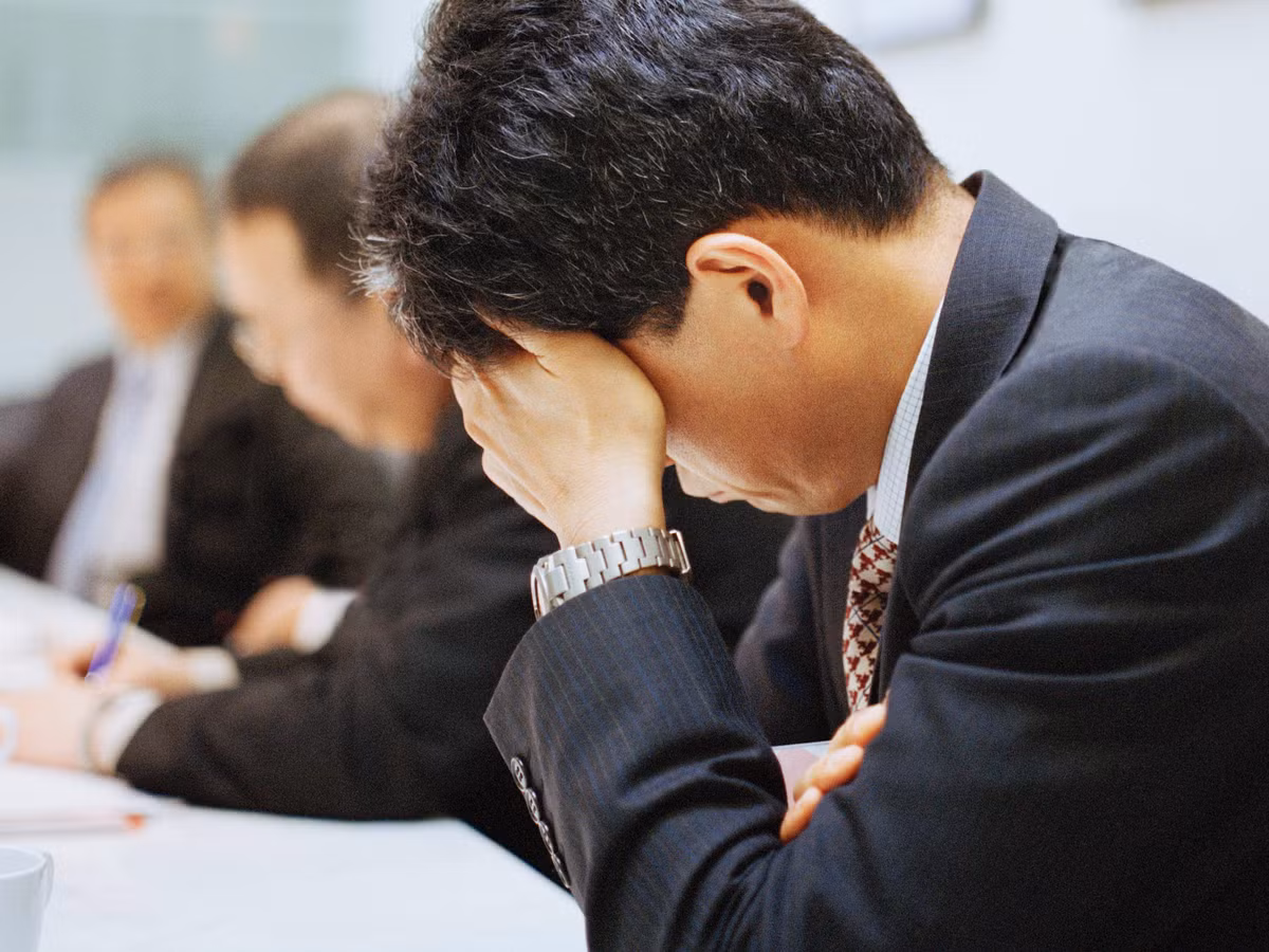 3. Đứng ngồi không yên: Không thể ngồi yên một chỗ là dấu hiệu rõ ràng của việc bạn đang bị căng thẳng, rối loạn lo âu. Bạn nói nhiều, liên tục vò đầu bứt tai, xoa tay, đi đi lại lại hay đầu óc rối bời bởi rất nhiều suy nghĩ.... Phải dừng lại ngay nếu không, căng thẳng sẽ kiểm soát bạn. Ảnh: Getty.