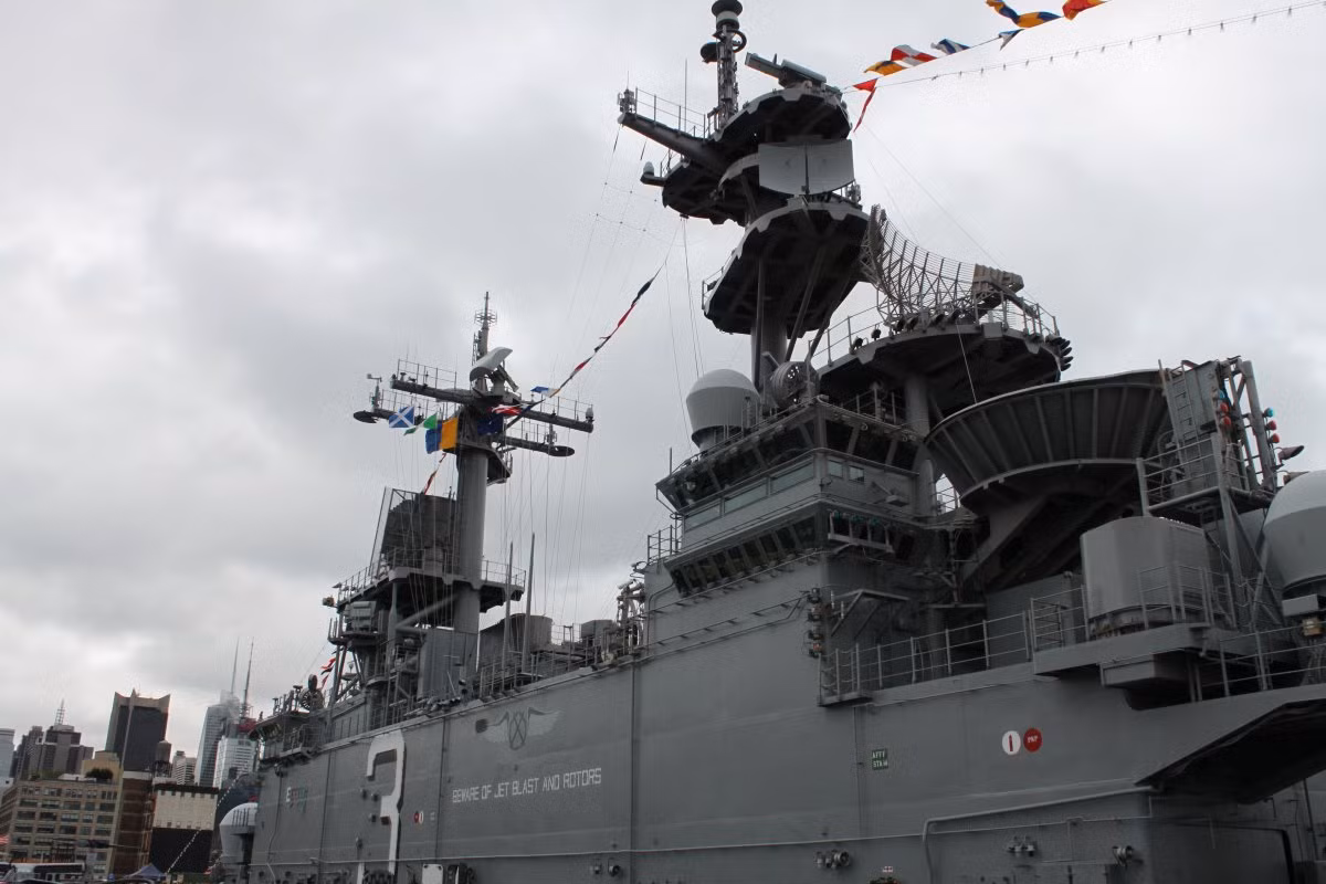 Tầng phía sau của Kearsarge, là nơi binh lính và xe cộ ra vào. Ảnh: BI.