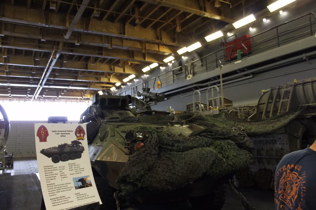 Chiếc xe bọc thép trên LCAC có thể mang theo 16 tên lửa TOW để tiếp nhận xe tăng và các thiết bị bọc thép khác. Ảnh: BI.