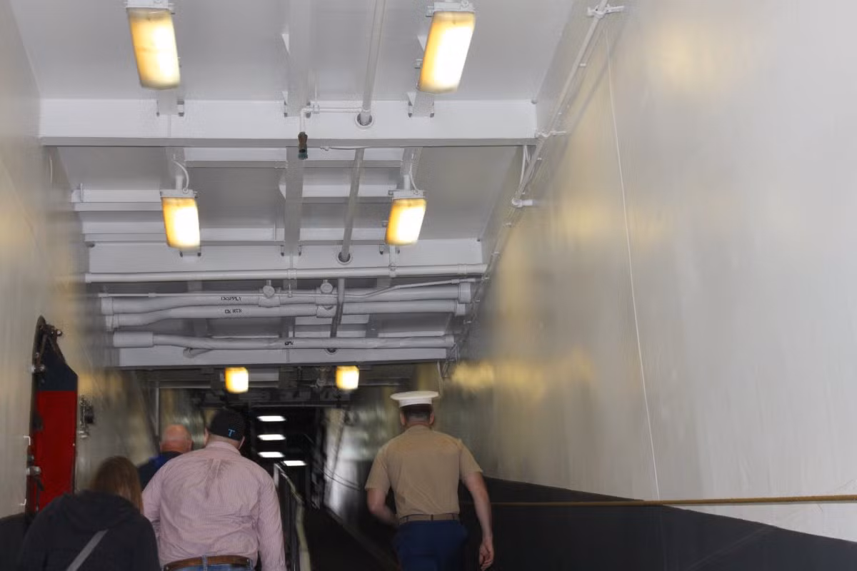Nhân cơ hội này, công chúng có dịp được tận mắt tham quan con tàu đổ bộ khổng lồ USS Kearsarge. Trong hình là lối dẫn lên boong tàu để tham quan. Ảnh: BI.