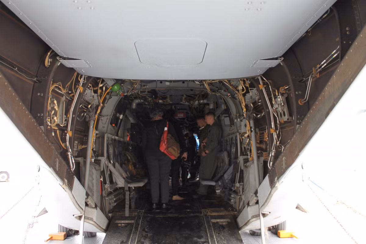 Du khách có cơ hội tham quan cả bên trong những chiếc trực thăng chiến đấu của Hải quân Mỹ. Ảnh: BI.