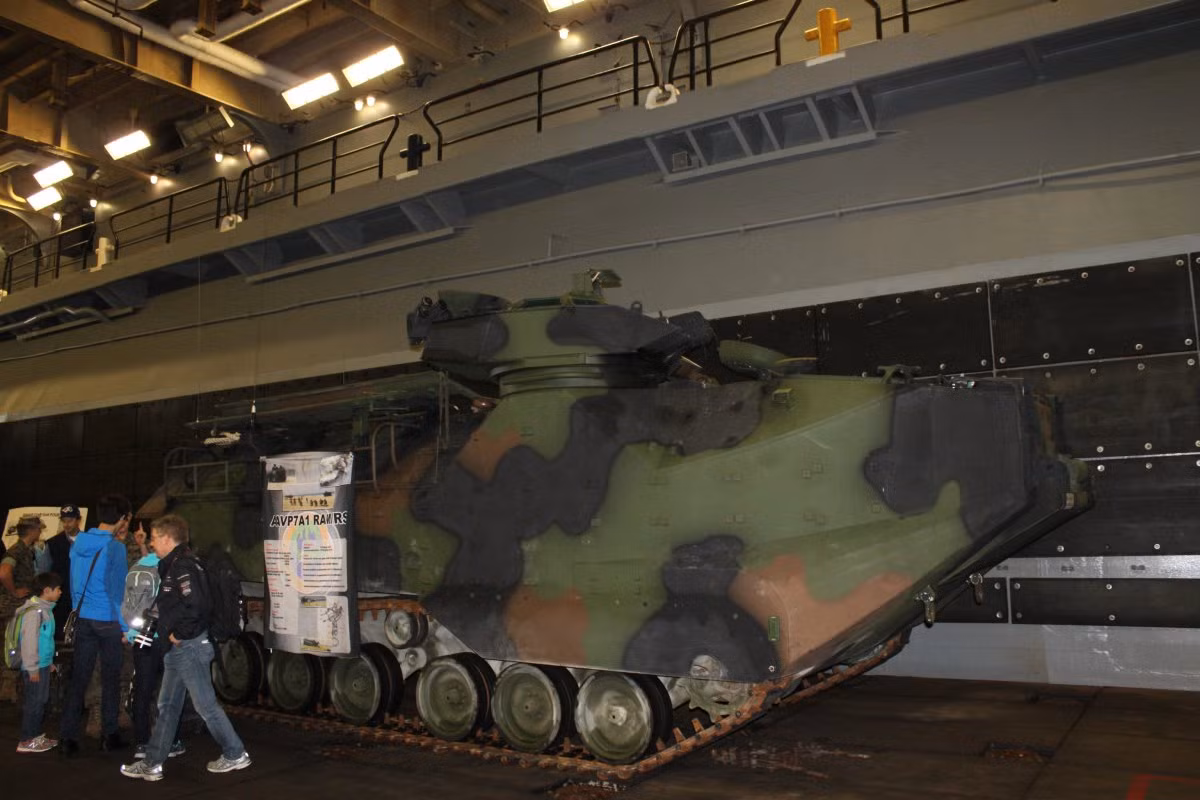 Tàu USS Kearsarge có thể chở 28 chiếc xe bọc thép lội nước AAVP7A1 (trong ảnh) nặng 29 tấn của Hải quân Mỹ. Mỗi chiếc AAVP7A1 chở được 21 thủy quân lục chiến có trang bị vũ khí. Ảnh: BI.
