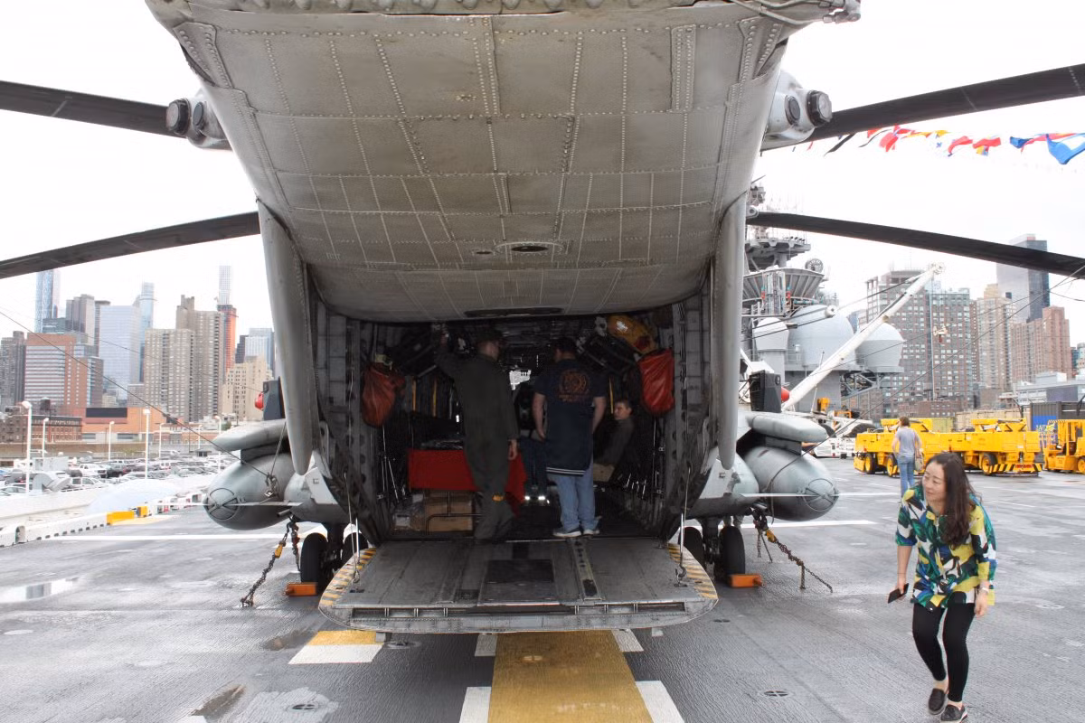 Các du khách tham quan những trang thiết bị quân sự của Hải quân Mỹ trưng bày trên boong tàu USS Kearsarge. Ảnh: BI.