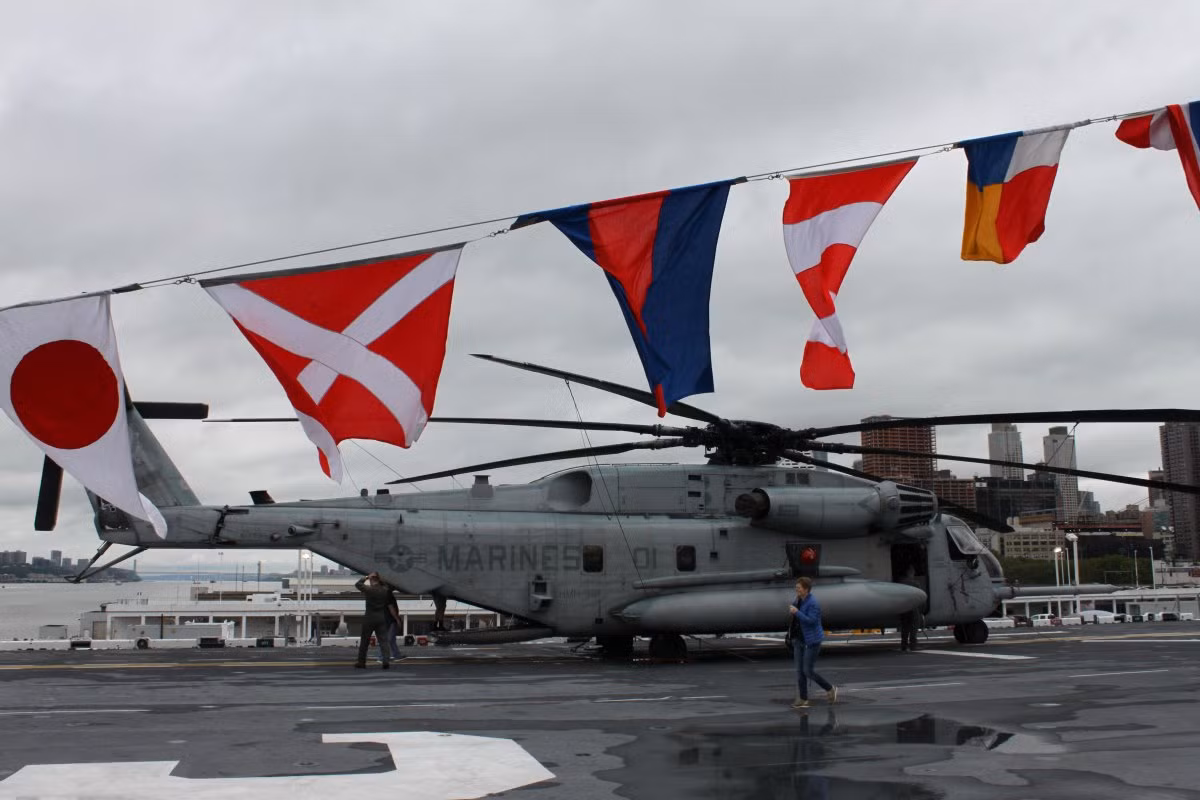 Theo một tờ thông tin trưng bày trên tàu, Kearsarge có thể mang 6 máy bay trực thăng hạ cánh thẳng/hạ cánh xuống biển Sea Harrier, 10 máy bay trực thăng Osprey, bốn trực thăng Super Stallion, bốn trực thăng tấn công Cobra, ba trực thăng Huey và ba chiếc trực thăng Sea Knight. Ảnh: BI.