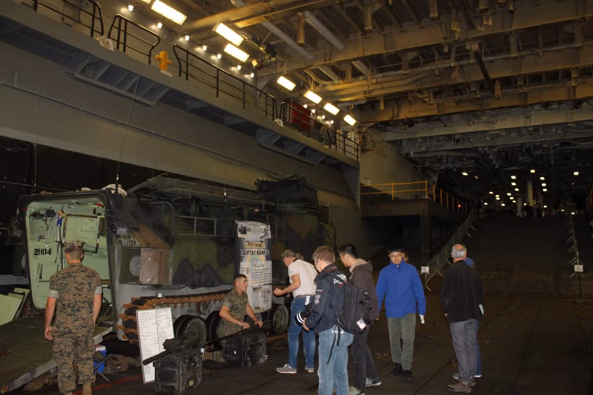 Chiếc xe bọc thép lội nước AAVP7A1 có một tháp pháo và có thể được trang bị súng máy 0,50 calibre. Ảnh: BI.