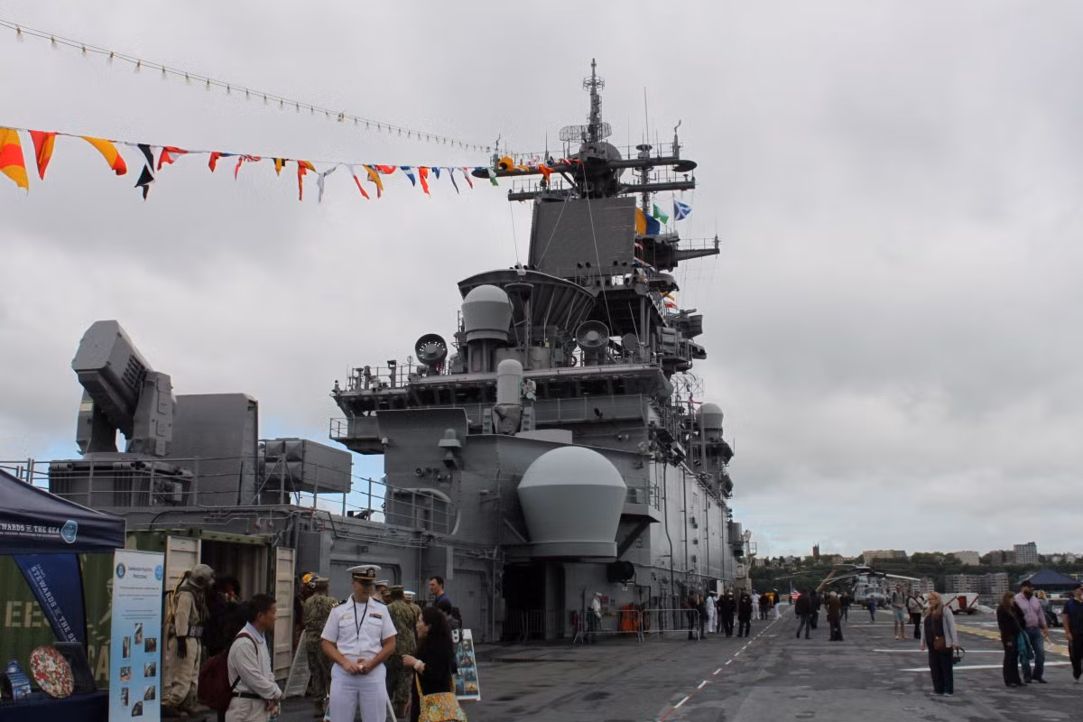 Động cơ của LCAC có thể giúp con tàu di chuyển trên mặt nước và chở nặng tối đa là 72 tấn. Ngoài chiến đấu, con tàu này cũng được sử dụng để hỗ trợ nhân đạo và cứu trợ thiên tai, cũng như phản ứng tràn dầu. Ảnh: BI.