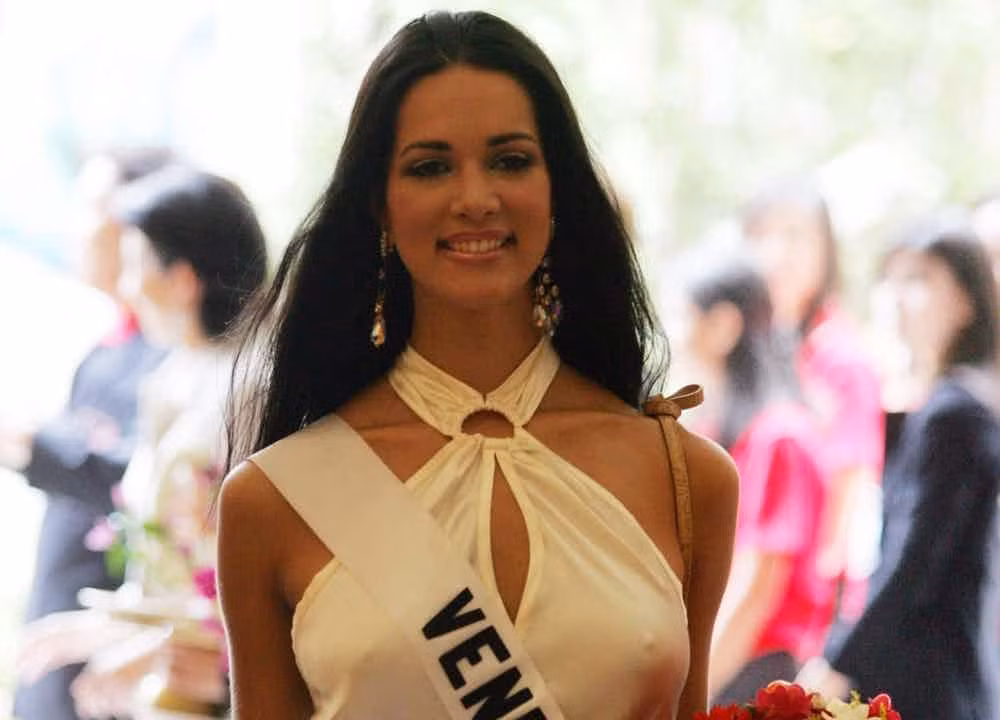 5. Hoa hậu Venezuela bị giết trong kỳ nghỉ: Hoa hậu Venezuela năm 2004 Monica Spear, 29 tuổi cùng chồng cũ Thomas Berry, 39 tuổi và con gái Maya, 5 tuổi đi du lịch. Xe của họ gặp trục trặc trên đường cao tốc Valencia - Puerto Cabello buộc phải dừng lại. Lúc này, những tên cướp đã tới và sát hại họ. Ảnh: Therichest.