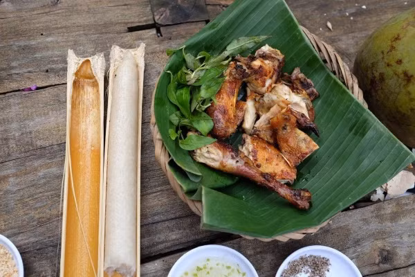 Cơm lam: Một trong những đặc sản làm quà khi tới Hòa Bình chính là thứ cơm lam trứ danh. Món ăn này phổ biến đến mức dù cho nhiều nơi khác cũng có song cái tên cơm lam Hòa Bình vẫn có sức hút đặc biệt do hương vị và công đọan chế biến. Nguyên liệu chính của món cơm lam này là thứ gạo nương thơm dẻo, bỏ vào ống nứa non hái trên rừng rồi đem nướng trên bếp lửa hồng. Ảnh: thao.sweetie.