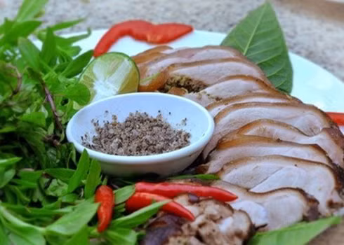 Lợn mán thui luộc: Thịt lợn mán nổi tiếng săn chắc, ít mỡ nhiều nạc, da giòn mà lại ngọt thịt. Khi thui trên bếp củi, miếng da trở nên vàng óng, giòn rụm, miếng thịt vừa chín tới hồng nhạt tỏa mùi thơm quyến rũ. Thịt này thường được chấm với muối dổi nướng. Ảnh: Nongsanhoabinh.