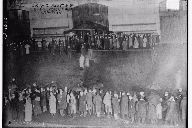 Đám đông tụ tập để chờ đợi những người còn sống sót của Titanic. Ảnh: Interesting.