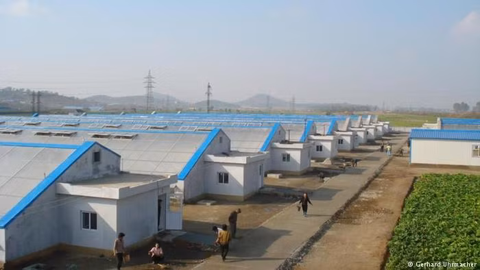 "Chỉ có 20% đất ở Triều Tiên có thể trồng trọt", ông Gerhard Uhrmacher, đại diện của Welthungerhilfe ở Triều Tiên cho biết. Phần lớn diện tích đất đai của quốc gia này là miền núi và ông Uhrmacher cho rằng cây trồng hàng năm không đủ để nuôi sống gần 25 triệu người Triều Tiên. Ảnh: DW.