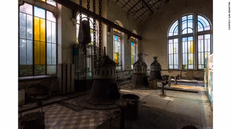 Nội thất cũ kỹ bên trong một nhà máy bỏ hoang. Ảnh: CNN.