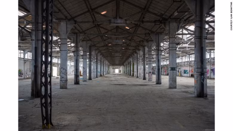 Những nhà máy bỏ hoang từng là nơi sản xuất quần áo, đồ điện và rượu. Ảnh: CNN.