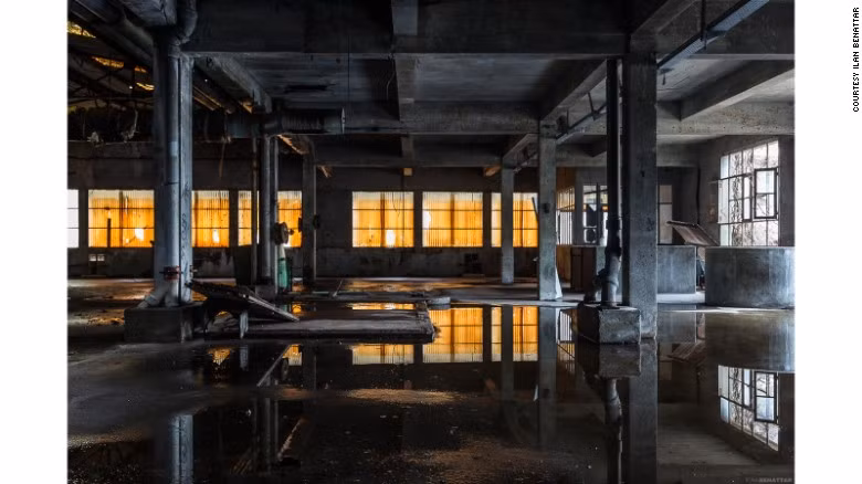 Benattar thường giữ bí mật về địa chỉ cụ thể của những nhà máy bỏ hoang này. Ảnh: CNN.