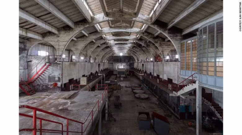 Trong quá khứ, những nhà máy này từng hoạt động khá năng suất nhưng ngày nay chúng đã trống rỗng. Ảnh: CNN.