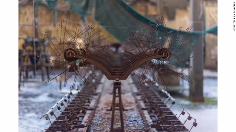 Máy móc giăng đầy màng nhện trong nhà máy sau nhiều năm bỏ hoang. Ảnh: CNN.