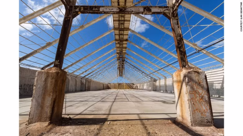 Nhà máy này từng lắp hệ thống năng lượng mặt trời. Ảnh: CNN.