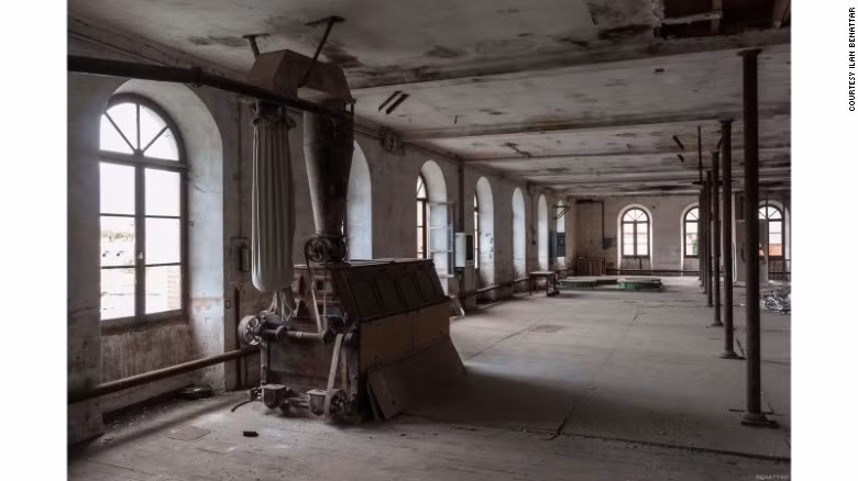 Khung cảnh tiêu điều của nhà máy khiến người ta ám ảnh. Ảnh: CNN.