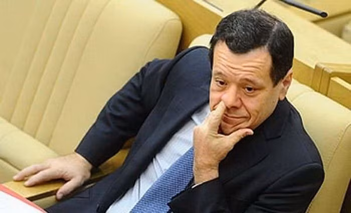 Phút đăm chiêu của ngài nghị sĩ.