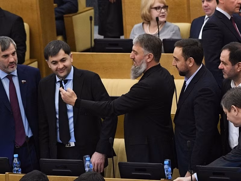 Ngoài những giờ làm việc bận rộn và nghiêm túc, các nhà lập pháp Nga cũng có lúc cho mình tự giải lao, thậm chí là chụp ảnh “tự sướng” giữa phiên họp.