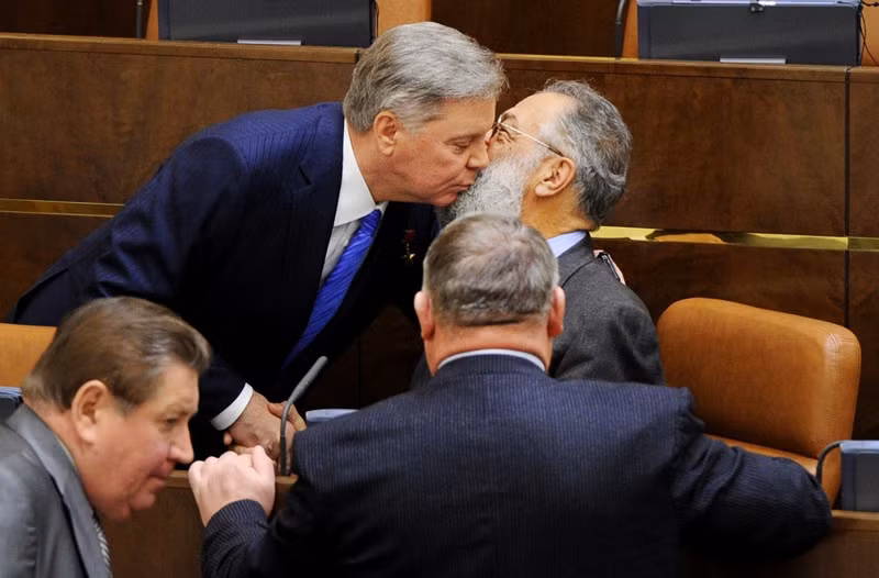 Nhiều khi, các nhà lập pháp Nga còn tỏ ra rất thân mật với nhau. Ảnh: ER.