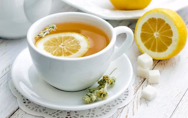 Bù nước cho cơ thể hiệu quả: Sau một đêm dài cơ thể mất nước, uống một cốc trà chanh có thể giúp cơ thể sảng khoái suốt ngày dài. Đây còn được xem là nước detox tự nhiên hiệu quả. Ảnh: Baidu.