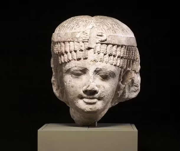3. Nói về nhan sắc của Nữ hoàng Cleopatra VII, vị Pharaoh cuối cùng của Ai Cập cổ đại luôn nổi tiếng với vẻ đẹp quyến rũ. Tuy nhiên, những nghiên cứu gần đây dựa trên bức chân dung cổ cho thấy vẻ đẹp của Nữ hoàng thực sự khá bình thường, thậm chí mặt mũi còn trông có vẻ nam tính.