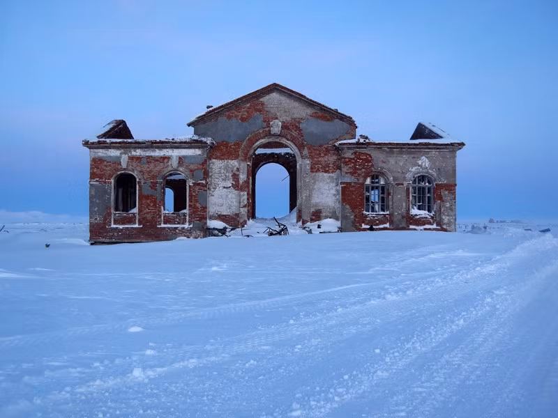 Đây là một nhà ga đường sắt ở thị trấn ma Halmer-U. Tàu chạy hai chuyến một ngày trong thời Liên Xô và có 2-3 xe lửa. Mất 2,5 giờ để đến thành phố Vorkuta. Chuyến tàu cuối cùng chạy vào ngày 30/10/1995. Ảnh: ER.