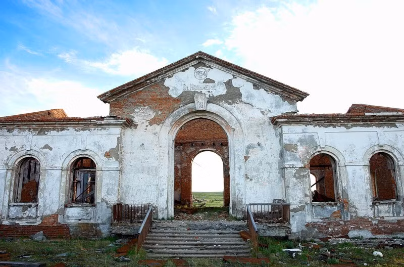 Bây giờ, đường sắt bị phá hủy và chỉ còn lại những tàn tích. Ảnh: ER.