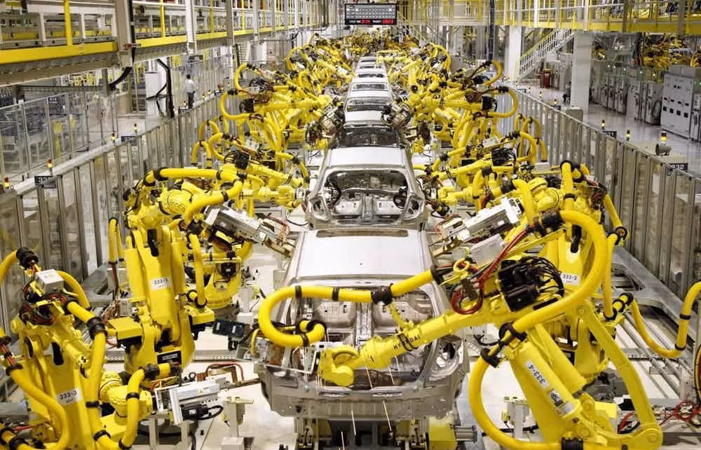 1. Người đầu tiên chết vì robot: Ngày 25/1/1979, tại nhà máy lắp ráp của hãng xe Ford Motor, kỹ sư Robert Williams đã bị cánh tay robot đập mạnh vào đầu khiến ông tử vong ngay tại chỗ. Đây là vụ tai nạn kinh hoàng liên quan tới robot đầu tiên trên thế giới.