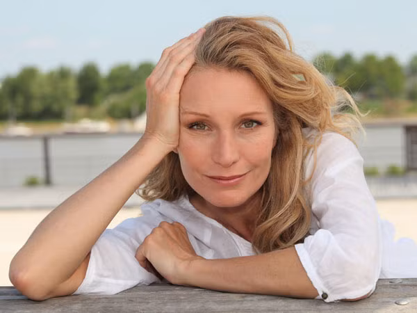 2. Ngăn ngừa lão hóa: Dầu neem không chỉ giúp da bạn mịn màng và làm mờ các nếp nhăn, nó còn kích thích collagen tích tụ trong lớp hạ bì, làm cho làn da của bạn tươi trẻ và mềm mại hơn. Các chất dinh dưỡng của tinh dầu neem đã được chứng minh khoa học là làm chậm quá trình lão hóa. Ảnh: Boldsky.