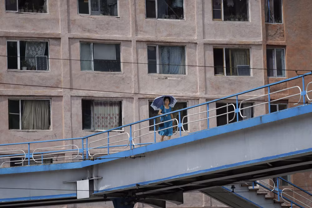 Triều Tiên không chỉ biết đến những cuộc thử nghiệm tên lửa, cuộc diễu hành quân sự, nhà lãnh đạo. Người dân ở một trong những quốc gia bí ẩn và khép kín nhất trên thế giới cũng giống như chúng ta, họ cũng có những lo lắng cá nhân và những ngày vui vẻ. Ảnh: AP.