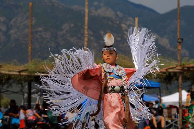  Cuộc thi khiêu vũ Taos Pueblo Pow Wow năm nay quy tụ hơn 100 vũ công thuộc các bộ tộc bản xứ ở Mỹ. Trong hình là cô bé Kelly Dee, 7 tuổi, người tộc Navajo Hopi, đang biểu diễn tại lễ hội.