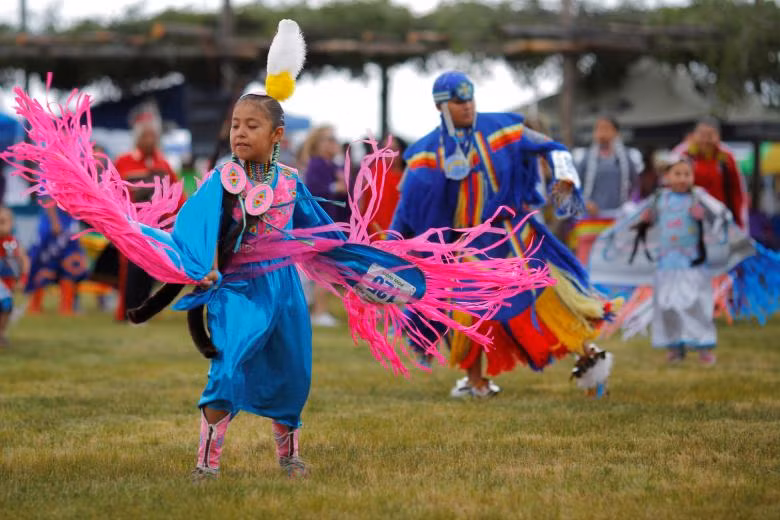 Kerri Martin, cô bé 7 tuổi người Navajo, tham gia nhảy vào ngày thứ hai.
