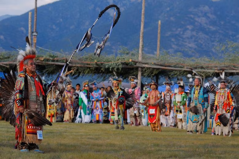 Ông Narciso Toledo, sống ở làng Jemez, New Mexico, tham gia cuộc thi với trang phục độc đáo.